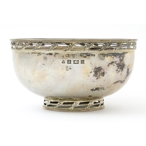 413 - A silver bowl with pierced decoration hallmarked Birmingham 1971, maker P&S. Approx. 5 1/4