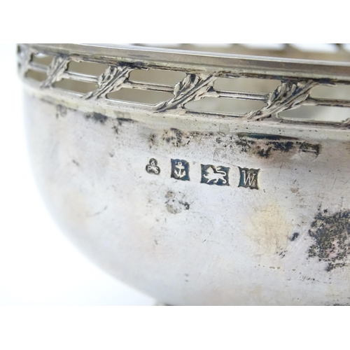 413 - A silver bowl with pierced decoration hallmarked Birmingham 1971, maker P&S. Approx. 5 1/4