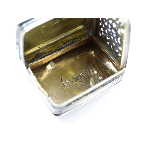 421 - A George IV silver vinaigrette opening to reveal a gilded interior with grille, hallmarked Birmingha... 