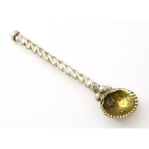 423 - An Elizabeth II silver salt spoon with twisted handle and gilded scallop shell formed bowl, hallmark... 