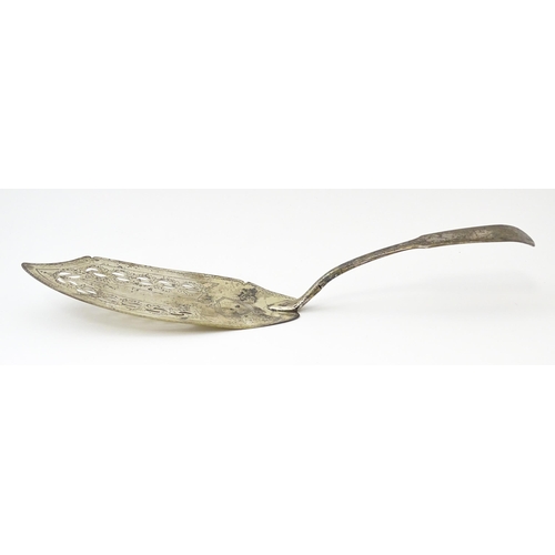 425 - An Irish silver fish slice with engraved decoration and engraved armorials to handle hallmarked Dubl... 