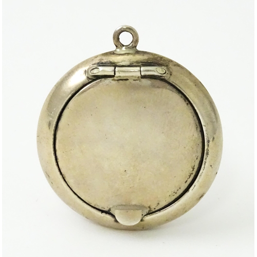 428 - A small silver compact / pill box with gilded interior and mirror within, hallmarked Birmingham 1920... 