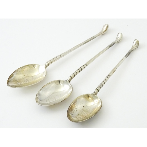 429 - Three silver teaspoons with golf club detail to handle, two hallmarked Sheffield 1972, maker Cooper ... 