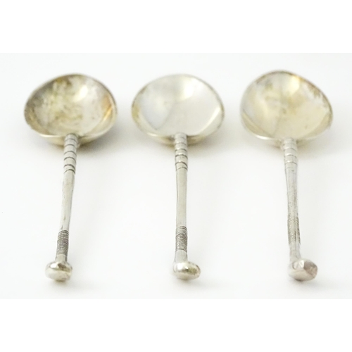 429 - Three silver teaspoons with golf club detail to handle, two hallmarked Sheffield 1972, maker Cooper ... 