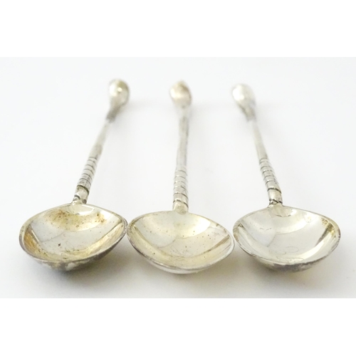 429 - Three silver teaspoons with golf club detail to handle, two hallmarked Sheffield 1972, maker Cooper ... 