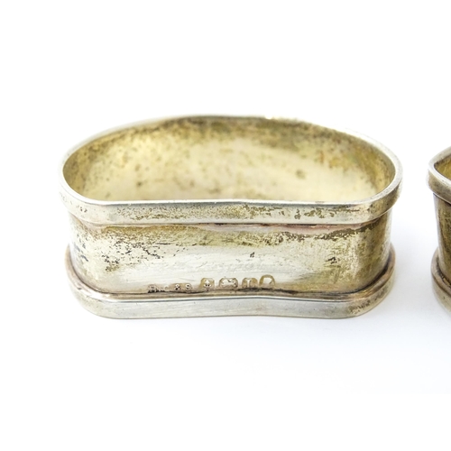 431 - Five assorted silver napkin rings comprising a pair hallmarked Birmingham 1922, maker John Thompson ... 