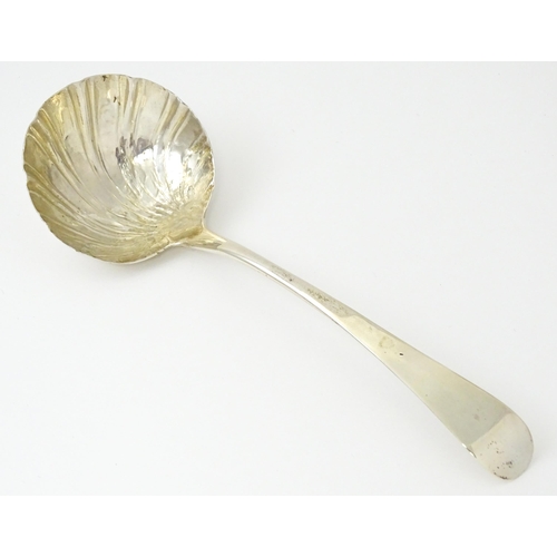 435 - An 18thC silver ladle with shell formed bowl, hallmarked London c. 1767. Approx. 6 1/2