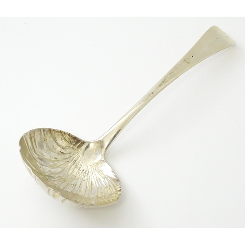 435 - An 18thC silver ladle with shell formed bowl, hallmarked London c. 1767. Approx. 6 1/2