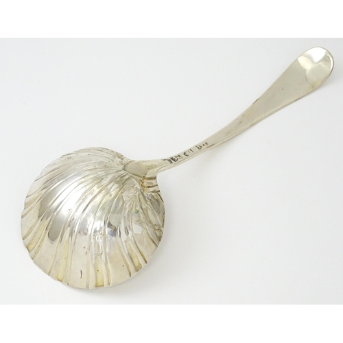 435 - An 18thC silver ladle with shell formed bowl, hallmarked London c. 1767. Approx. 6 1/2