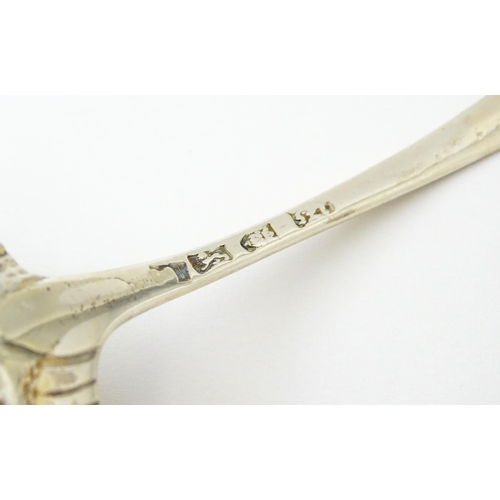 435 - An 18thC silver ladle with shell formed bowl, hallmarked London c. 1767. Approx. 6 1/2