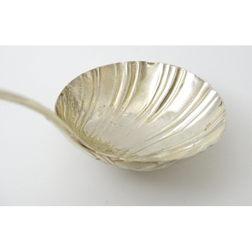 435 - An 18thC silver ladle with shell formed bowl, hallmarked London c. 1767. Approx. 6 1/2