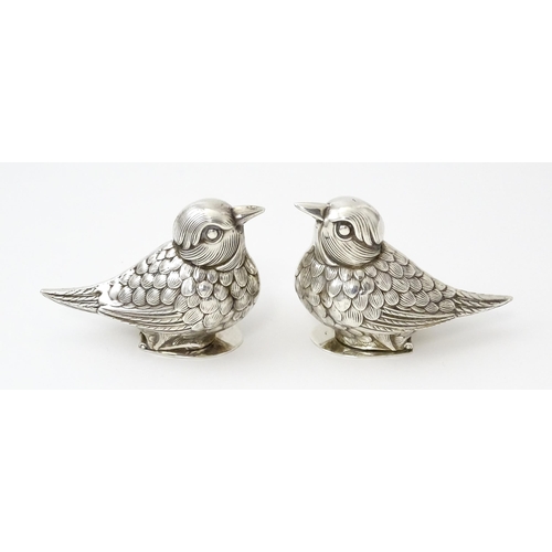 436 - A pair of novelty silver plate salts / peppers of bird form. Approx. 2