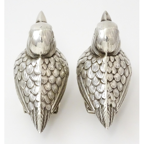 436 - A pair of novelty silver plate salts / peppers of bird form. Approx. 2