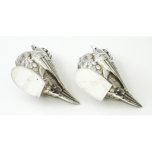 436 - A pair of novelty silver plate salts / peppers of bird form. Approx. 2