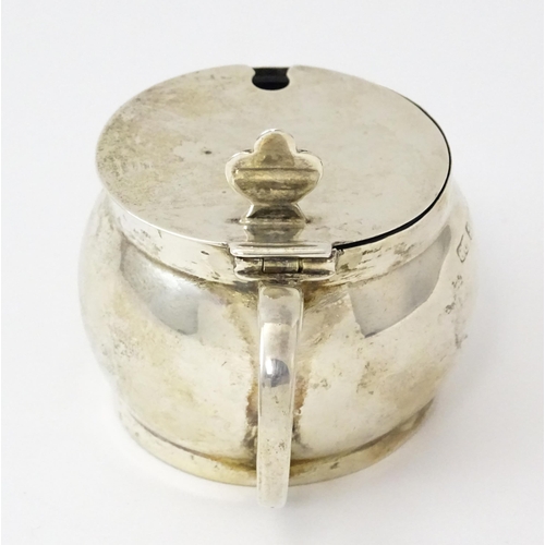 437 - A silver mustard pot with blue glass liner, hallmarked Birmingham 1918, maker George Unite & Sons. A... 