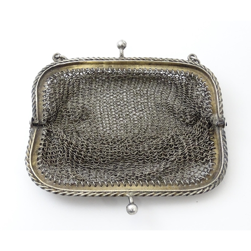 441 - A Continental sterling silver .935 chain purse. Approx. 3 3/4