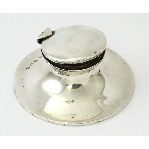 443 - A George IV silver inkwell of capstan form, hallmarked Birmingham 1907, maker A & J Zimmerman. Appro... 