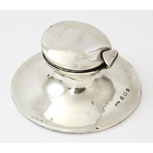 443 - A George IV silver inkwell of capstan form, hallmarked Birmingham 1907, maker A & J Zimmerman. Appro... 