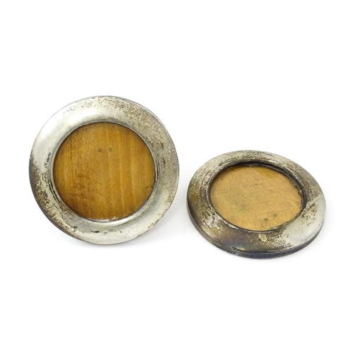 646 - A pair of photograph frames of circular form with silver surrounds, hallmarked London 1918. Approx. ... 