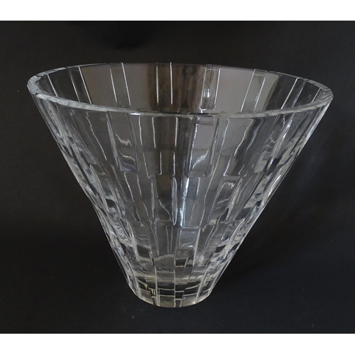 278 - A glass bowl of tapered form by John Luxton for Stuart Crystal. Approx. 6 1/2