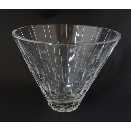 278 - A glass bowl of tapered form by John Luxton for Stuart Crystal. Approx. 6 1/2