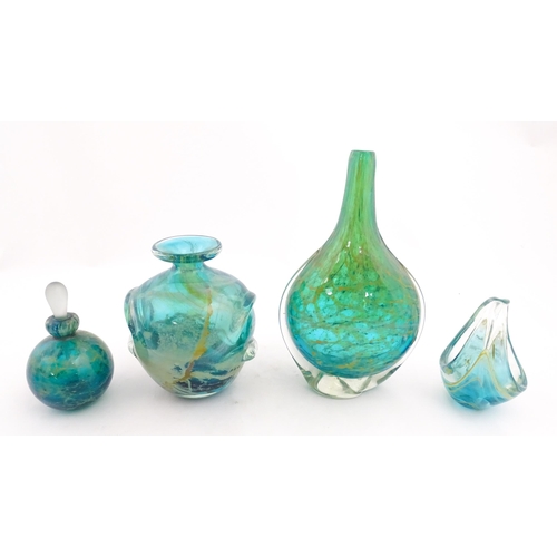 332 - Four items of glassware to include a Mdina glass vase and a Mdina glass scent flask / perfume bottle... 