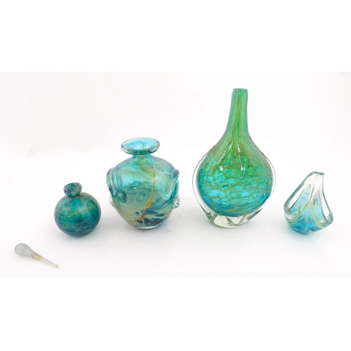 332 - Four items of glassware to include a Mdina glass vase and a Mdina glass scent flask / perfume bottle... 