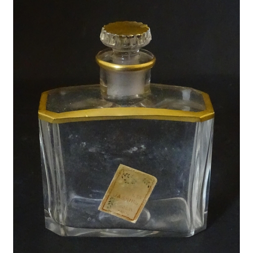 1224 - An early 20thC French glass perfume flask / scent bottle with gilt highlights, with gilt metal trave... 