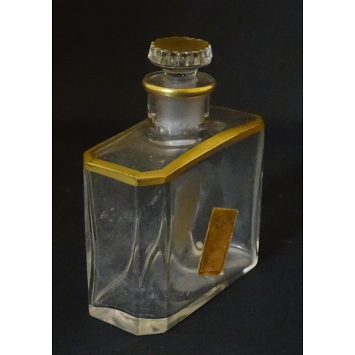 1224 - An early 20thC French glass perfume flask / scent bottle with gilt highlights, with gilt metal trave... 