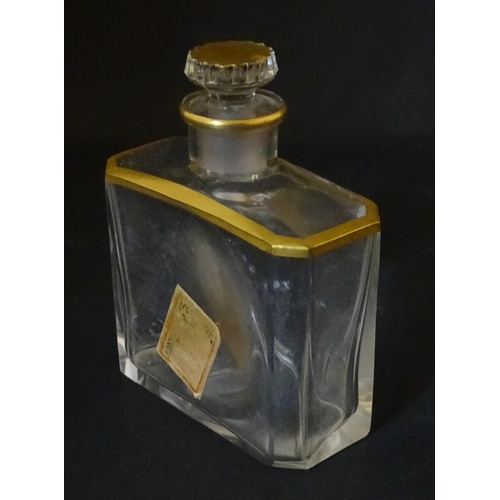 1224 - An early 20thC French glass perfume flask / scent bottle with gilt highlights, with gilt metal trave... 