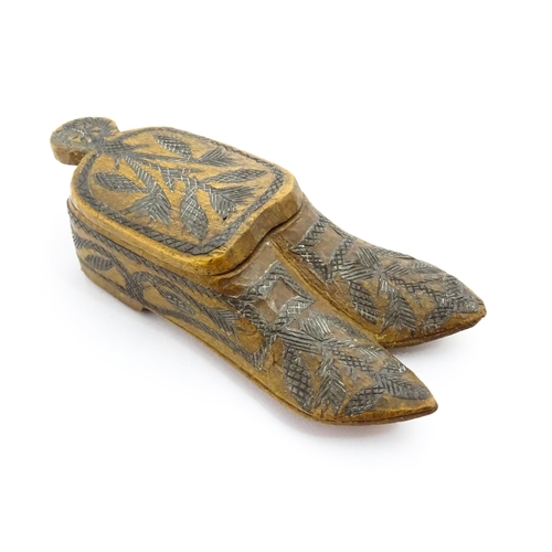 1360 - Treen : A 19thC Continental double shoe snuff box modelled as a pair of shoes with crosshatched foli... 