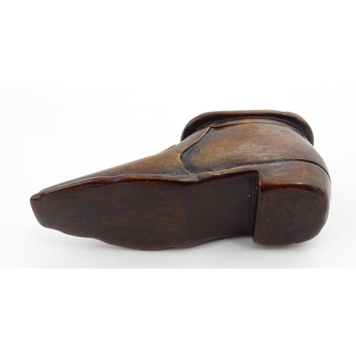 1362 - Treen : A 19thC shoe snuff box with sliding lid, applied buckle detail and inlaid roundel detail to ... 