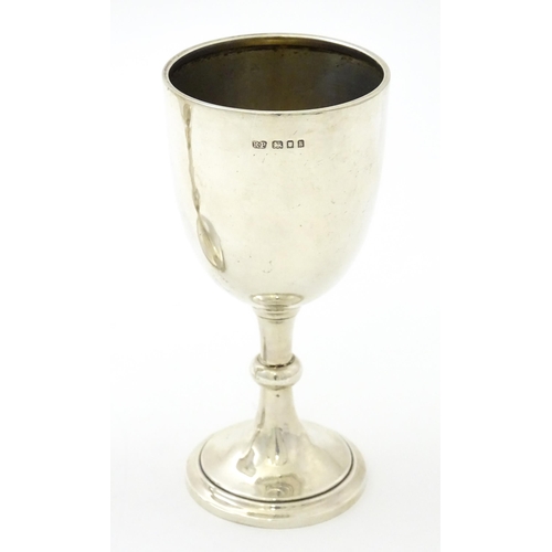 620 - A silver trophy cup of goblet form hallmarked London 1925 maker Robert Pringle & Sons. Approx 5 1/4