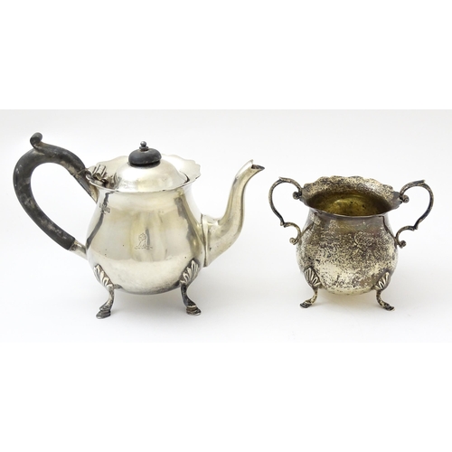 622 - An Irish silver tea set, comprising teapot and sugar bowl, Hallmarked Dublin 1910 maker Edmond Johns... 