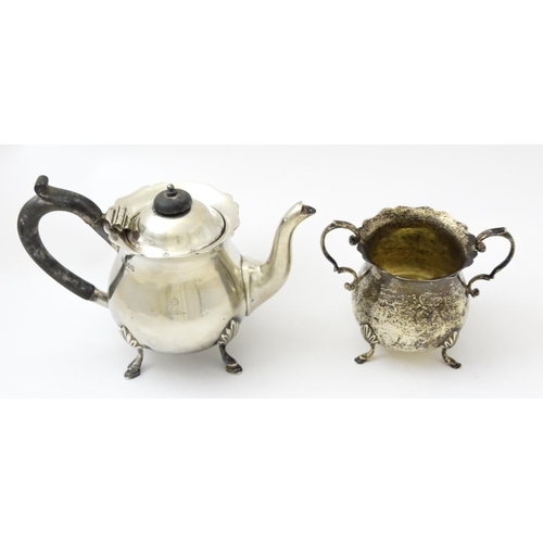 622 - An Irish silver tea set, comprising teapot and sugar bowl, Hallmarked Dublin 1910 maker Edmond Johns... 