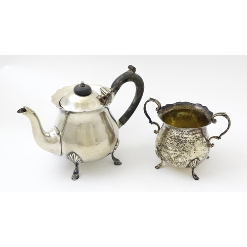 622 - An Irish silver tea set, comprising teapot and sugar bowl, Hallmarked Dublin 1910 maker Edmond Johns... 