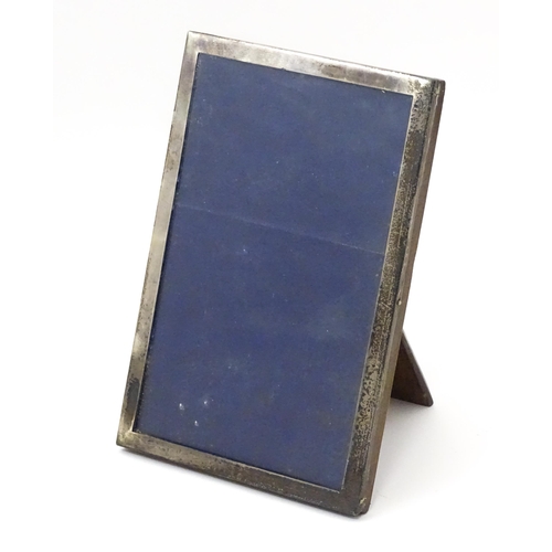 649 - An easel back photograph frame with silver surround hallmarked Birmingham 1922. Approx. 6