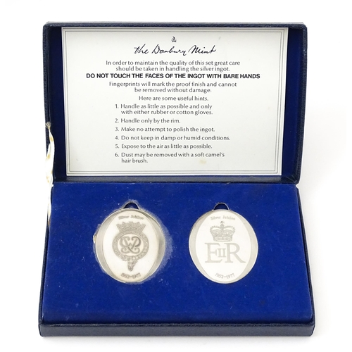 657 - Two Danbury Mint silver ingots commemorating Queen Elizabeth II's Silver Jubilee, hallmarked Birming... 