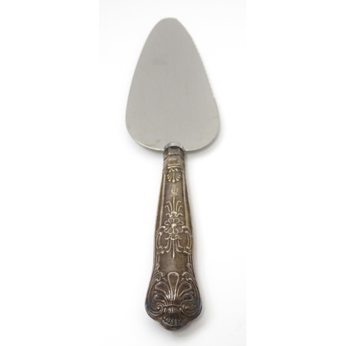 660 - A silver handled pie server hallmarked Sheffield 1975, maker Harrison Brothers. Approx. 10