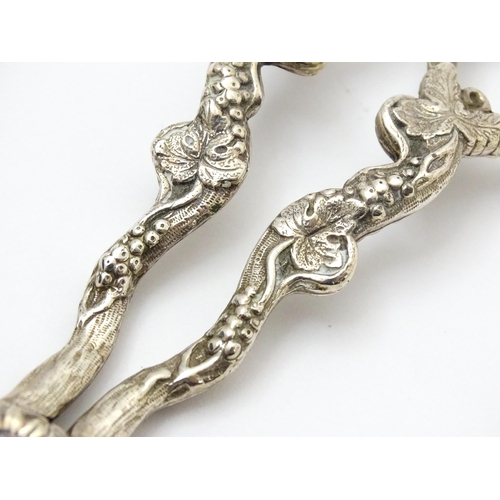 661 - Cased silver grape shears with fruiting vine decoration hallmarked London 1966, maker D. J. Silver R... 