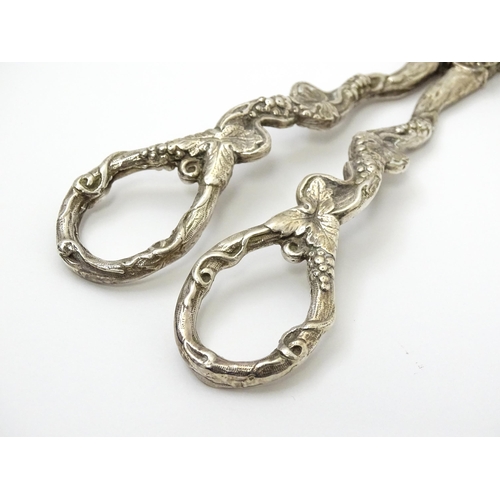 661 - Cased silver grape shears with fruiting vine decoration hallmarked London 1966, maker D. J. Silver R... 