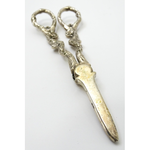 661 - Cased silver grape shears with fruiting vine decoration hallmarked London 1966, maker D. J. Silver R... 