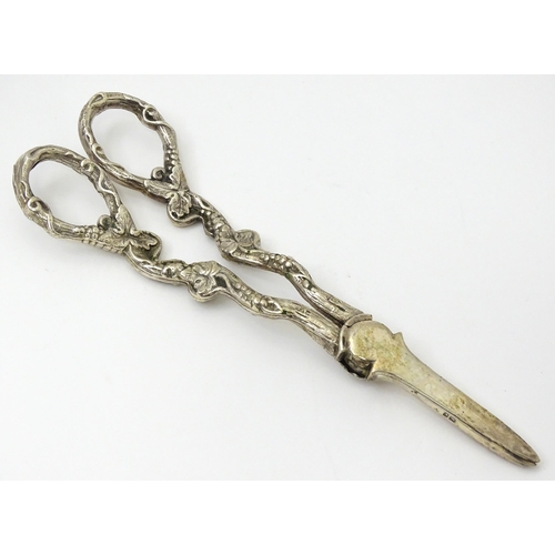 661 - Cased silver grape shears with fruiting vine decoration hallmarked London 1966, maker D. J. Silver R... 