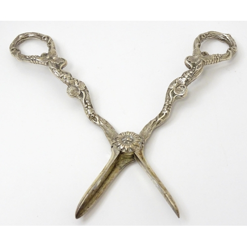 661 - Cased silver grape shears with fruiting vine decoration hallmarked London 1966, maker D. J. Silver R... 