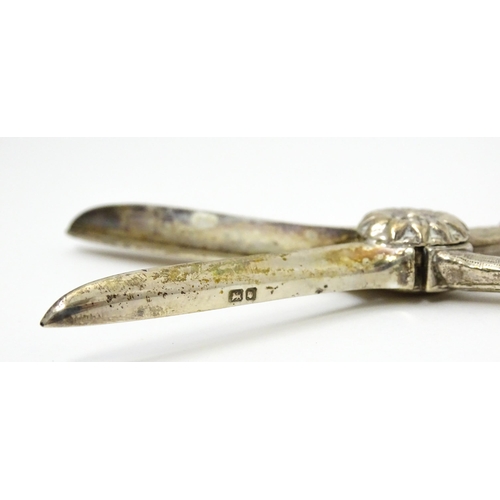 661 - Cased silver grape shears with fruiting vine decoration hallmarked London 1966, maker D. J. Silver R... 