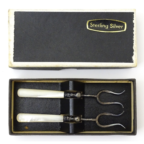 662 - A pair of pickle forks with mother of pearl handles, marked registered design no. 293163. Approx. 4 ... 