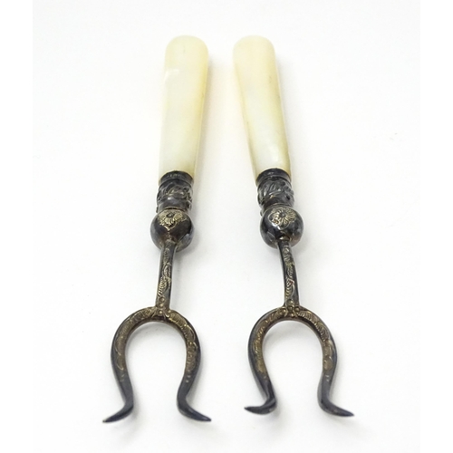 662 - A pair of pickle forks with mother of pearl handles, marked registered design no. 293163. Approx. 4 ... 