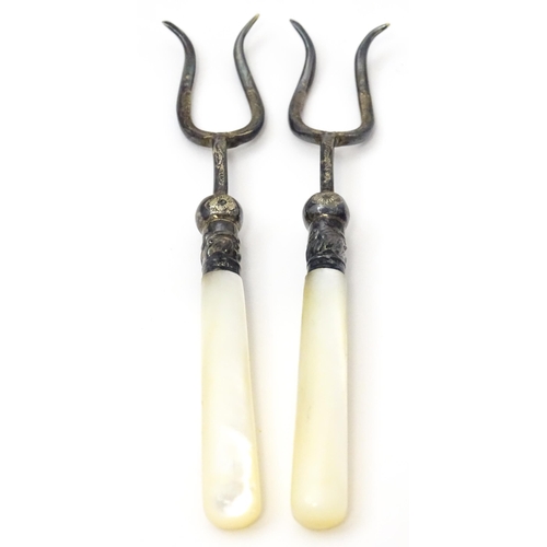 662 - A pair of pickle forks with mother of pearl handles, marked registered design no. 293163. Approx. 4 ... 