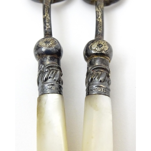 662 - A pair of pickle forks with mother of pearl handles, marked registered design no. 293163. Approx. 4 ... 