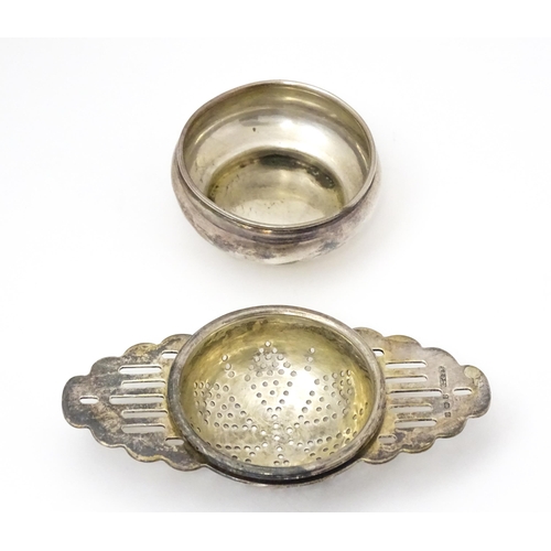 680 - An Art Deco silver tea strainer and stand hallmarked Birmingham 1931 / 1932, maker Angora Silver Pla... 